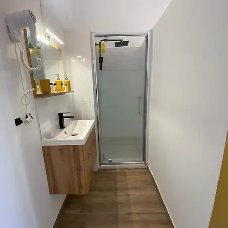 Lille Private Shower & Netflix