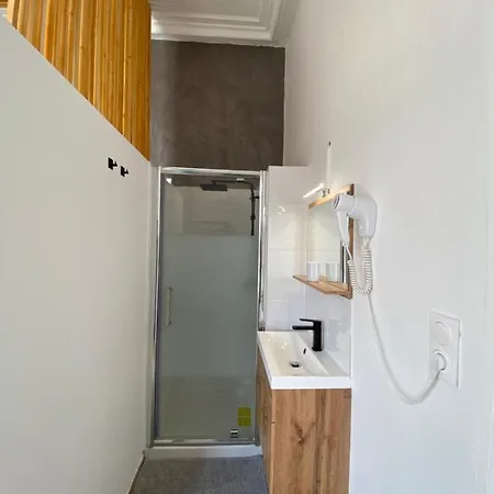 Lille Private Shower & Netflix *